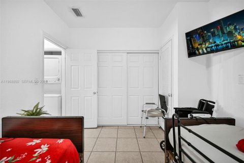 House in Miami, Florida 5 bedrooms, 205.04 sq.m. № 2029978 - photo 9