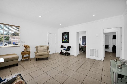 House in Miami, Florida 5 bedrooms, 205.04 sq.m. № 2029978 - photo 6