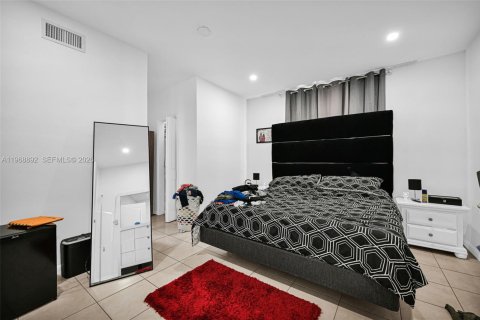 House in Miami, Florida 5 bedrooms, 205.04 sq.m. № 2029978 - photo 30