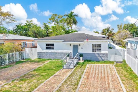 House in Miami, Florida 5 bedrooms, 205.04 sq.m. № 2029978 - photo 3