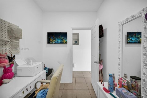 House in Miami, Florida 5 bedrooms, 205.04 sq.m. № 2029978 - photo 22