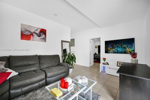 House in Miami, Florida 5 bedrooms, 205.04 sq.m. № 2029978 - photo 27