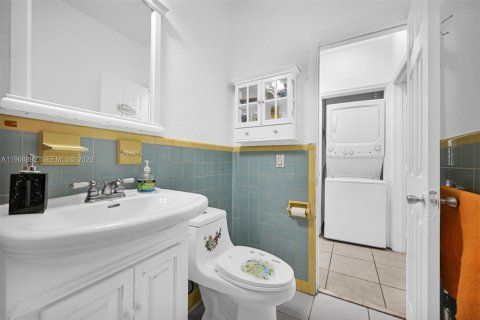 House in Miami, Florida 5 bedrooms, 205.04 sq.m. № 2029978 - photo 11