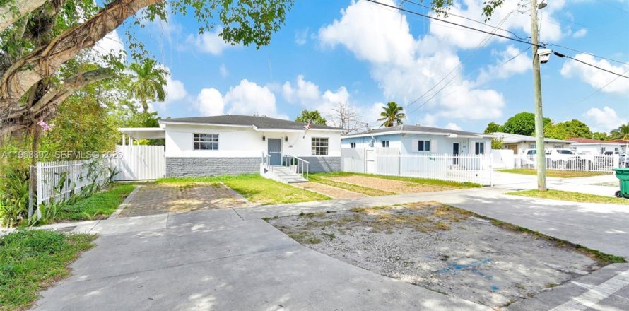 House in Miami, Florida 5 bedrooms, 205.04 sq.m. № 2029978