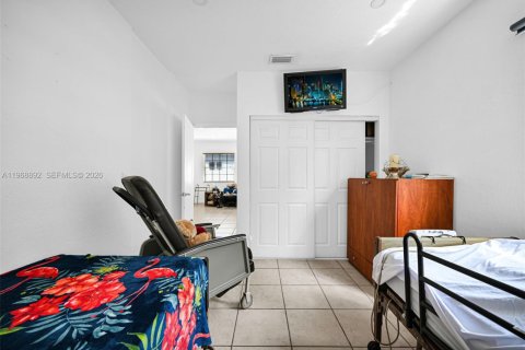 House in Miami, Florida 5 bedrooms, 205.04 sq.m. № 2029978 - photo 10