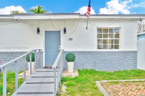 House in Miami, Florida 5 bedrooms, 205.04 sq.m. № 2029978 - photo 4