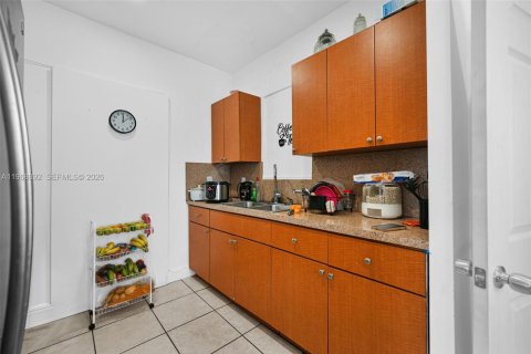 House in Miami, Florida 5 bedrooms, 205.04 sq.m. № 2029978 - photo 16