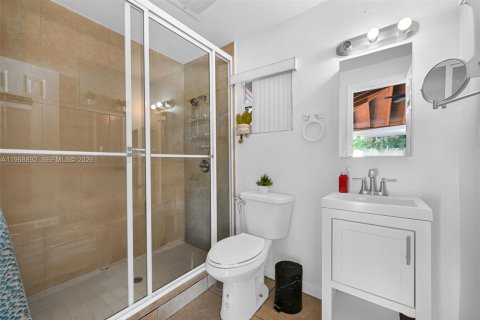 House in Miami, Florida 5 bedrooms, 205.04 sq.m. № 2029978 - photo 19