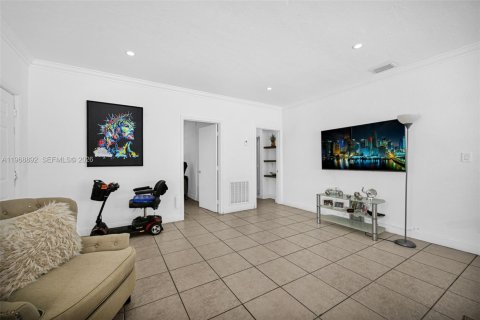 House in Miami, Florida 5 bedrooms, 205.04 sq.m. № 2029978 - photo 7