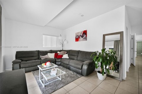 House in Miami, Florida 5 bedrooms, 205.04 sq.m. № 2029978 - photo 26