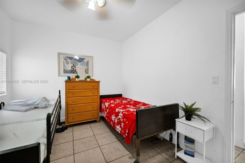 House in Miami, Florida 5 bedrooms, 205.04 sq.m. № 2029978 - photo 8