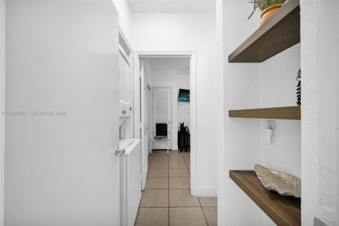 House in Miami, Florida 5 bedrooms, 205.04 sq.m. № 2029978 - photo 25