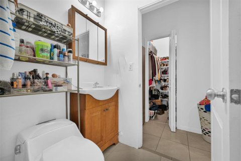 House in Miami, Florida 5 bedrooms, 205.04 sq.m. № 2029978 - photo 23