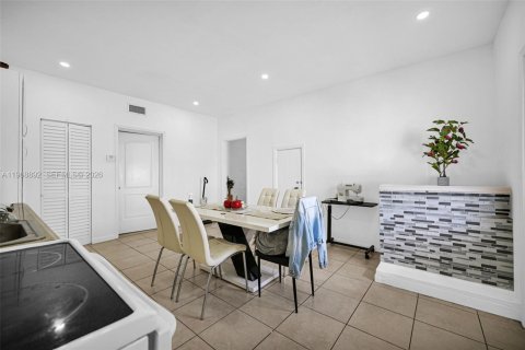 House in Miami, Florida 5 bedrooms, 205.04 sq.m. № 2029978 - photo 17