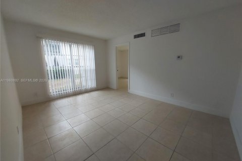 Снять в аренду кондоминиум в Тамарак, Флорида 3 спальни, 108.42м2, № 2022038 - фото 12