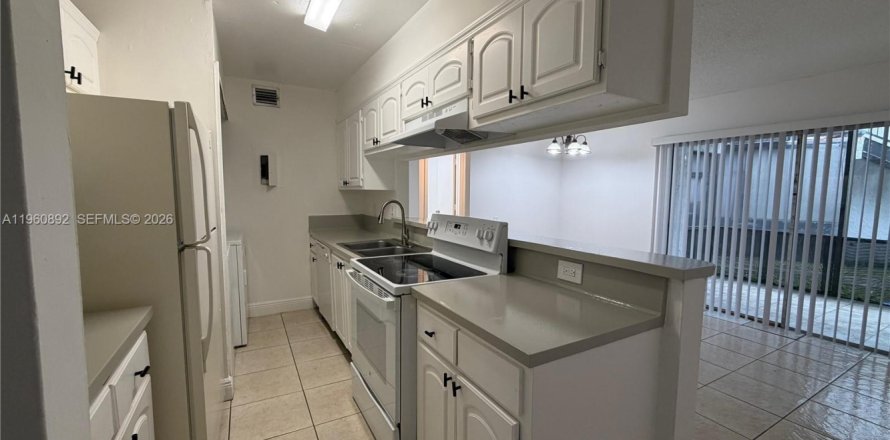 Кондоминиум с 3 спальнями в Тамарак, Флорида № 2022038