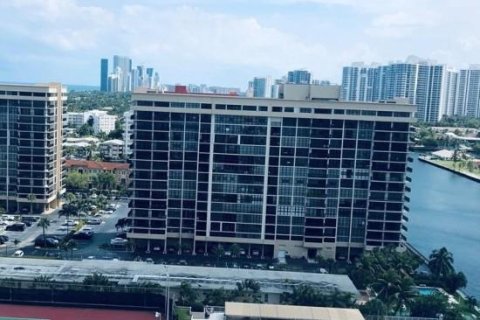 Copropriété à louer à Hallandale Beach, Floride: 1 chambre, 74.14 m2 № 2294244 - photo 4