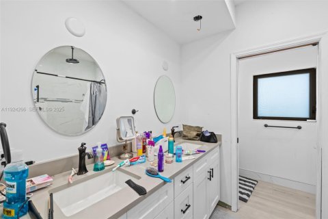 Casa en venta en Fort Lauderdale, Florida, 6 dormitorios, 413.14 m2 № 1982601 - foto 23