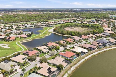 House in Venice, Florida 4 bedrooms, 288.18 sq.m. № 2202437 - photo 7