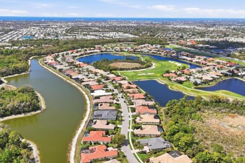 House in Venice, Florida 4 bedrooms, 288.18 sq.m. № 2202437 - photo 8