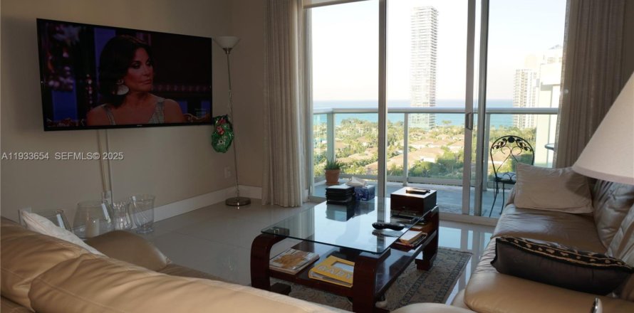 Condo in Sunny Isles Beach, Florida, 2 bedrooms  № 1991456