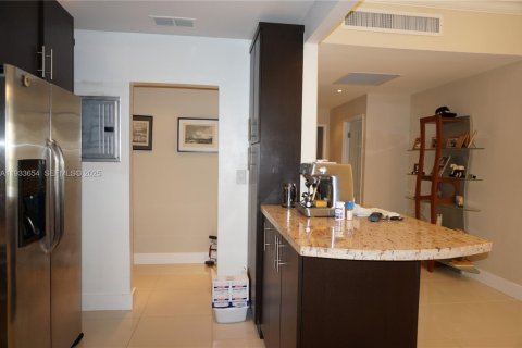 Condo in Sunny Isles Beach, Florida, 2 bedrooms  № 1991456 - photo 10