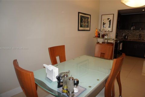 Condo in Sunny Isles Beach, Florida, 2 bedrooms  № 1991456 - photo 11