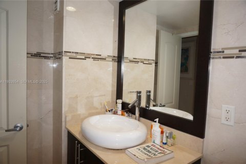 Condo in Sunny Isles Beach, Florida, 2 bedrooms  № 1991456 - photo 23