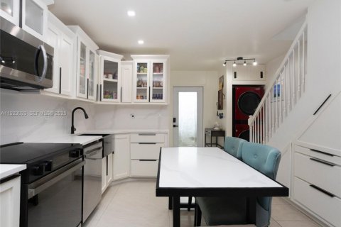 Townhouse in Miami, Florida 2 bedrooms, 83.61 sq.m. № 2055526 - photo 12