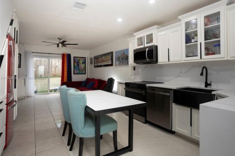 Townhouse in Miami, Florida 2 bedrooms, 83.61 sq.m. № 2055526 - photo 6