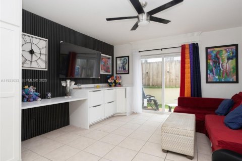 Townhouse in Miami, Florida 2 bedrooms, 83.61 sq.m. № 2055526 - photo 2
