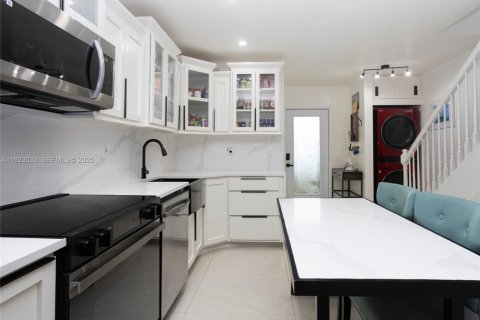 Townhouse in Miami, Florida 2 bedrooms, 83.61 sq.m. № 2055526 - photo 10