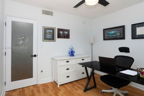 Townhouse in Miami, Florida 2 bedrooms, 83.61 sq.m. № 2055526 - photo 26