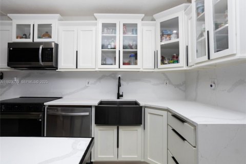 Townhouse in Miami, Florida 2 bedrooms, 83.61 sq.m. № 2055526 - photo 13