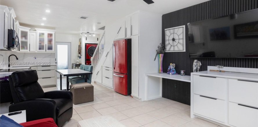 Townhouse in Miami, Florida 2 bedrooms, 83.61 sq.m. № 2055526