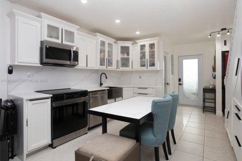 Townhouse in Miami, Florida 2 bedrooms, 83.61 sq.m. № 2055526 - photo 9