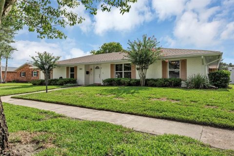 House in Orlando, Florida 4 bedrooms, 199.93 sq.m. № 2220451