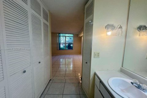 Condominio en venta en Lauderhill, Florida, 1 dormitorio, 74.32 m2 № 2031708 - foto 24