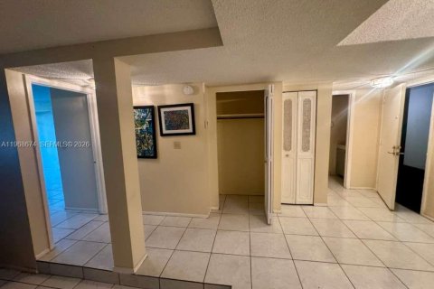 Condominio en venta en Lauderhill, Florida, 1 dormitorio, 74.32 m2 № 2031708 - foto 19