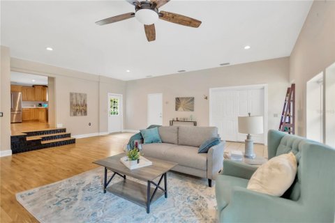 Casa en venta en Brandon, Florida, 4 dormitorios, 222.41 m2 № 1900222 - foto 4