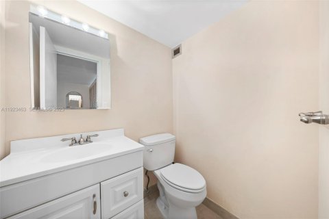 Copropriété à louer à Sunny Isles Beach, Floride: 3 chambres, 114.27 m2 № 1977443 - photo 27