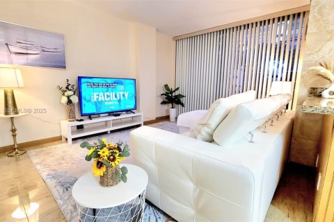 Copropriété à louer à Sunny Isles Beach, Floride: 3 chambres, 114.27 m2 № 1977443 - photo 2