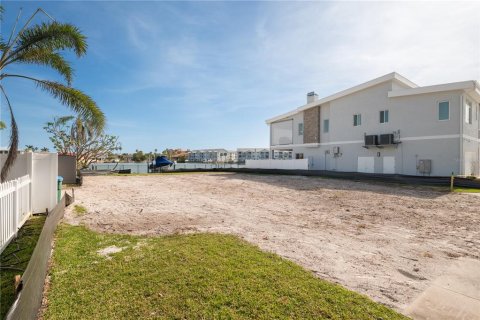 House in North Redington Beach, Florida 3 bedrooms, 145.67 sq.m. № 1535592 - photo 8