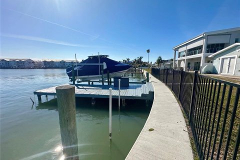 House in North Redington Beach, Florida 3 bedrooms, 145.67 sq.m. № 1535592 - photo 10