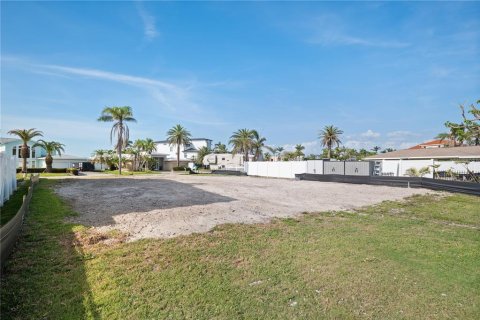 House in North Redington Beach, Florida 3 bedrooms, 145.67 sq.m. № 1535592 - photo 15