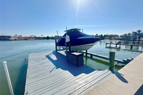 House in North Redington Beach, Florida 3 bedrooms, 145.67 sq.m. № 1535592 - photo 11