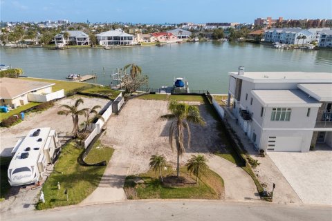 House in North Redington Beach, Florida 3 bedrooms, 145.67 sq.m. № 1535592 - photo 2