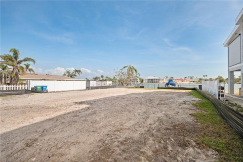 House in North Redington Beach, Florida 3 bedrooms, 145.67 sq.m. № 1535592 - photo 7