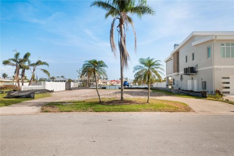 House in North Redington Beach, Florida 3 bedrooms, 145.67 sq.m. № 1535592 - photo 6