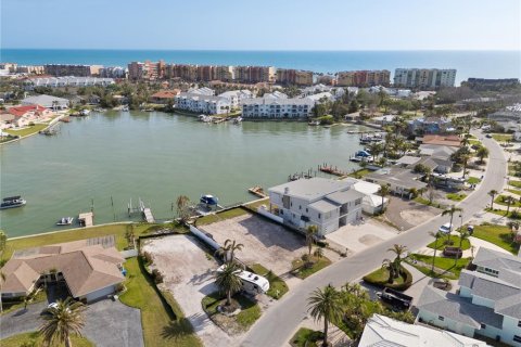 House in North Redington Beach, Florida 3 bedrooms, 145.67 sq.m. № 1535592 - photo 3